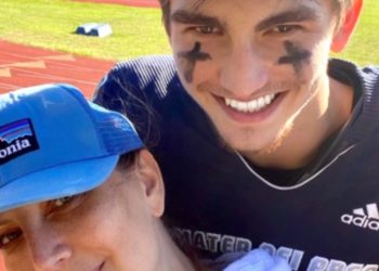 High School Quarterback Records 8 Touchdowns After Losing Mother to Breast Cancer Day Before