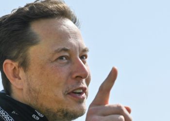 Elon Musk Says Jeff Bezos Should ‘Spend Less Time in the Hot Tub’