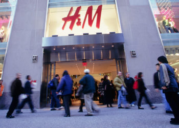 An H&M Store in NYC Closes After Employee Shares Photo Showing Bugs on Clothing