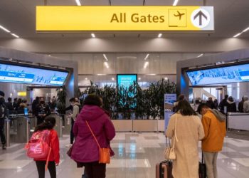 Hundreds of Flights Canceled for Christmas Travelers Due to Omicron Spread, Staff Shortages