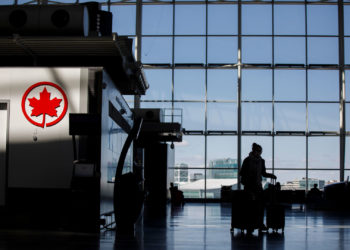 Canada Warns Against Non-Essential Travel Again as Omicron Spreads