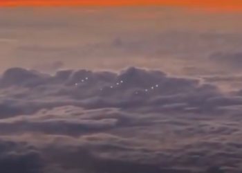 Pilot Captures Footage of Suspected UFOs Over Pacific Ocean