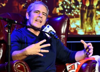 Andy Cohen Roasts Bill de Blasio During New Year’s Eve Coverage: ‘Sayonara Sucker’