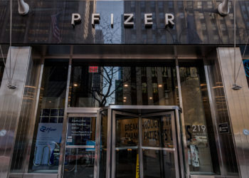 Pfizer CEO on When to Expect Omicron Vaccine, Says Two Doses of Current Version ‘Not Enough’