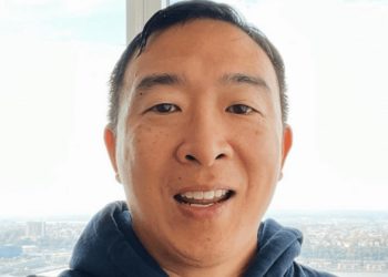 Andrew Yang Apologizes for Saying Joe Rogan ‘Isn’t Racist’ Because He ‘Works With Black People’