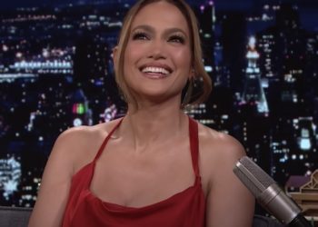 Jennifer Lopez Says She Crashed a Maluma Concert to Have it be Included as a ‘Marry Me’ Scene