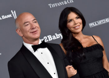 Jeff Bezos and Lauren Sanchez Mingle With Justin Bieber at Super Bowl Party