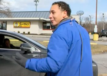 Hilarious Footage of Ohio TV Reporter Being Surprised by Mother During Shoot Goes Viral