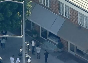 Video Shows Suspects Breaking Into Jewelry Store With Sledgehammers and Reportedly Taking Up to $5M Worth of Items