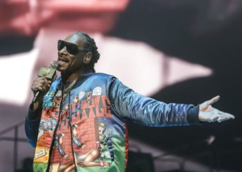 Snoop Dogg Pokes Fun at Kevin Hart’s Colorful Outfit, Hart Hilariously Responds