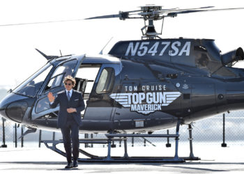 Watch Tom Cruise Show Up at ‘Top Gun: Maverick’ Premiere in Helicopter He Piloted Himself