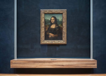 Man Arrested After Attempting to Smear ‘Mona Lisa’ With Cake While Disguised as Old Woman