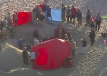 18-Year-Old Dies After Hole He and His Sister Were Digging in Sand at New Jersey Beach Collapses