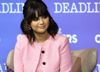 Selena Gomez Says She’s Single and Looking for Love at ‘SNL’ During Opening Monologue