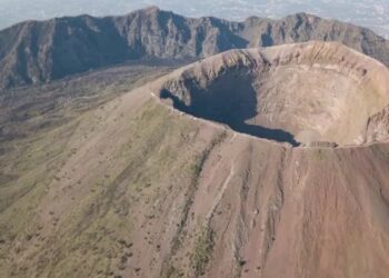 U.S. Tourist Falls Into Crater of Mount Vesuvius After Trying to Take Selfie and Losing Phone