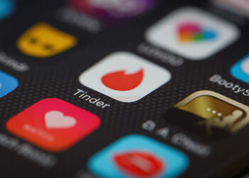 UK Police Investigate Semi-Naked Picture Of Officer On Tinder