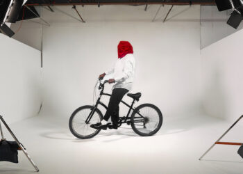 Xavier Omär Returns With  ‘b l u r r’ EP