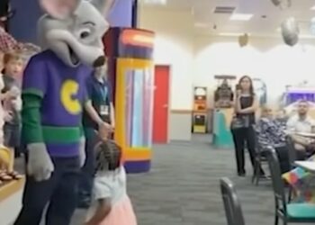 Mother Accuses Chuck E. Cheese Mascot of Ignoring Her Black Daughter in Viral Video