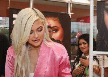 Kylie Jenner Speaks on Accusation of Breaching Sanitation Protocols in Cosmetics Lab Photos