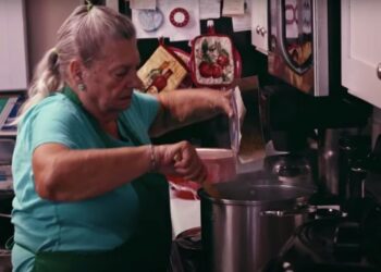 Arizona Woman Sues City After Being Arrested for Feeding Homeless People