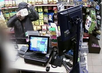 Quebec City Store Thief Forgets To Cover Face During Robbery