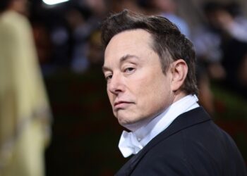 Elon Musk Reportedly Fires Twitter Executives After Closing Acquisition
