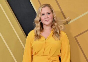 Amy Schumer Jokes About Midterm Elections and Past Pregnancy in ‘SNL’ Opening Monologue