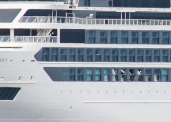 1 Dead and 4 Injured After Giant ‘Rogue Wave’ Crashes into Antarctica-Bound Cruise Ship