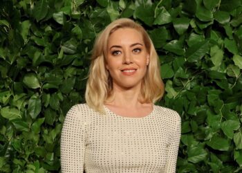 Aubrey Plaza Takes It Back to Her NBC Page Days in ‘SNL’ Monologue