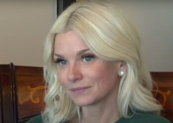 Woman Sues Florida School District After Being Banned From Volunteering Over OnlyFans Content