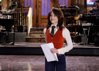 Jenna Ortega Jokes About Horror Roles, Fred Armisen Fans Out in ‘SNL’ Monologue