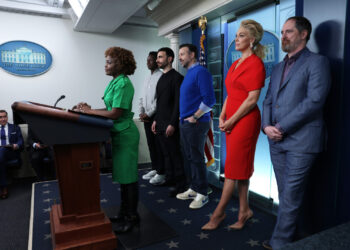 ‘Ted Lasso’ Star Jason Sudeikis Wore ‘Montreal Bagel’ Dunks to White House Visit