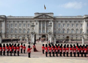 Man Shouts ‘I’ll Kill The King’ Before Throwing Shotgun Carriages Into Buckingham Palace Grounds